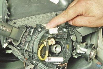 10. Зафиксируйте контактное кольцо малярным…