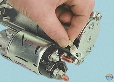 2. …и отсоедините шину от болта.