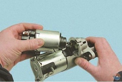 4. …и снимите тяговое реле.