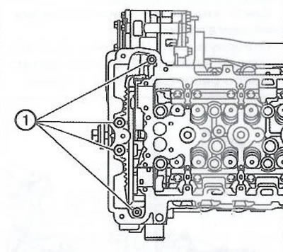 7. Установить передние болты головки блока…