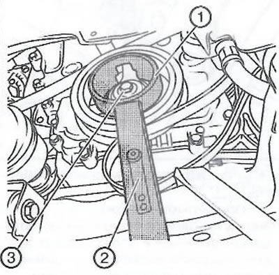1. Установить держатель EN 47981 (1) с удлинителем EN 956-1 (2) на балансирный шкив коленчатого…