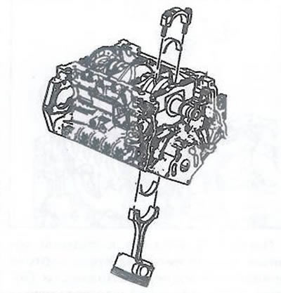 4. Отвернуть шатунные болты и снять шатунную крышку с нижним шатунным вкладышем.