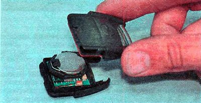 Преодолевая сопротивление фиксаторов, снимаем…