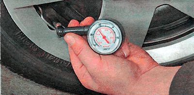 ...плотно прижать ножку манометра к торцу ниппеля…