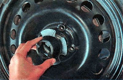 9. Окончательно отворачиваем болты крепления…