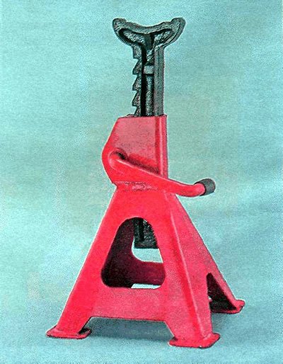 Не начинайте работу, если автомобиль поднят…