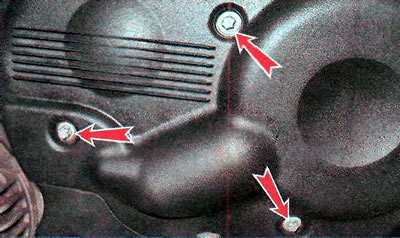 4. Ключом TORX Е10 отворачиваем три болта…