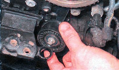 Для замены направляющего ролика 4 ключом TORX Е10…