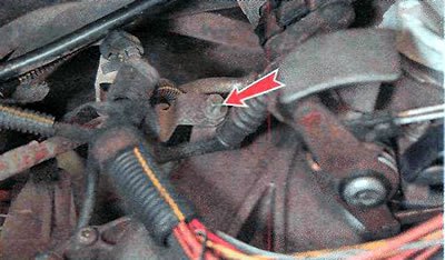 6. Ключом TORX Е10 отворачиваем болт крепления…