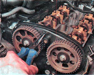6. На двигателях 1,4 и 1,6 DOHC отсоединяем…