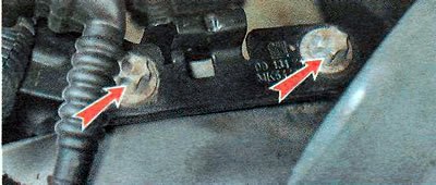 8. Ключом TORX Е10 отворачиваем два болта…