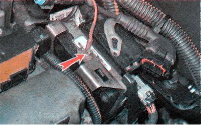 12. Ключом TORX Е12 выворачиваем болт крепления…
