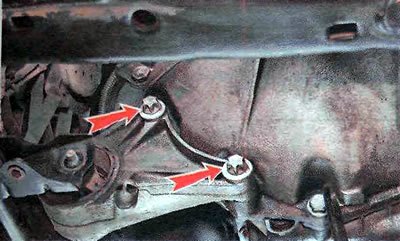 3. Ключом TORX Е13 отворачиваем два болта…