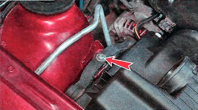 4. Ключом TORX Т30 отворачиваем болт заднего…