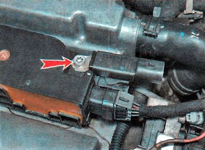 1. Ключом TORX Т30 отворачиваем болт крепления и…