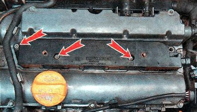 3. Ключом TORX Т30 выворачиваем три болта…