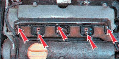 2. Ключом TORX Е10 выворачиваем пять болтов…