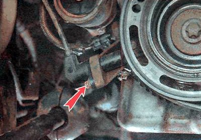 4. Ключом TORX ЕЮ отворачиваем болт крепления…