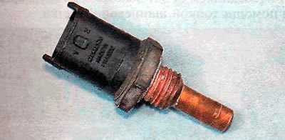 5. Выворачиваем датчик из головки блока и снимаем…