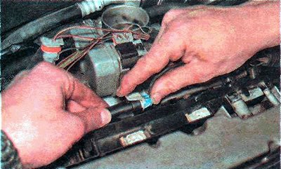 16. На двигателях 1,4 и 1,6 DOHC разъединяем…