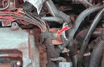 19. На двигателе 1,8 DOHC ключом TORX Е10…
