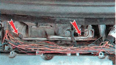 ...а ключом TORX Е8 — два болта крепления…