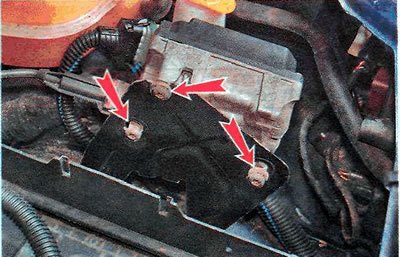 3. Ключом TORX Т30 отворачиваем три болта…
