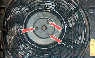 3. Ключом TORX Т15 отворачиваем три винта…