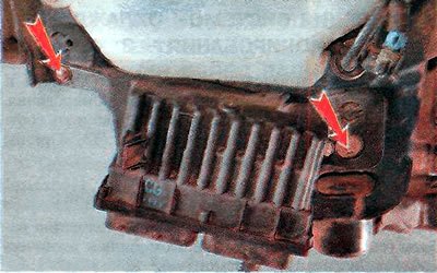 5. Ключом TORX Е10 отворачиваем два болта…