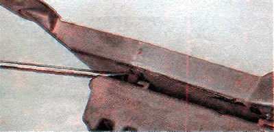 6. Тонкой шлицевой отверткой утапливаем два…