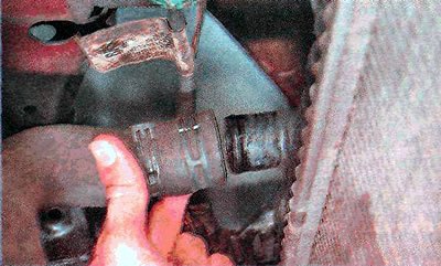 ...и отсоединяем от радиатора нижний отводящий…