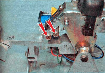 2. Ключом TORX Т25 отворачиваем два болта…