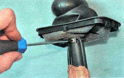 12. Ключом TORX Т25 отворачиваем болт крепления…