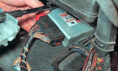 4. Извлекаем блок управления из держателя под…
