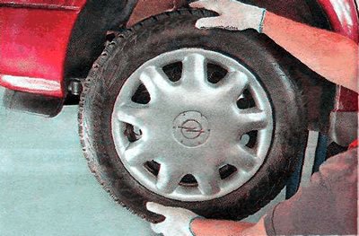 6. Поочередно вывешиваем каждое колесо автомобиля…
