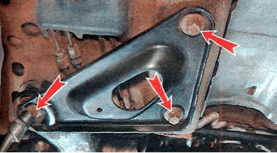 20. Ключом TORX E18 отворачиваем болты заднего…
