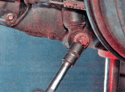 5. Ключом TORX Е20 отворачиваем болт нижнего…