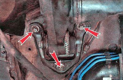 10. Ключом TORX Е18 отворачиваем три болта…