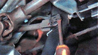 9. В салоне автомобиля под панелью приборов…