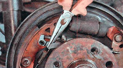 6. Снимаем собачку с пружиной автоматического…