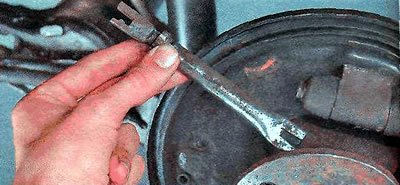 10. Снимаем распорную планку.