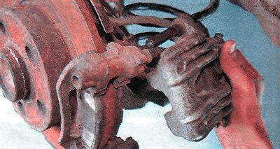 9. Не отсоединяя тормозного шланга, сдвигаем…