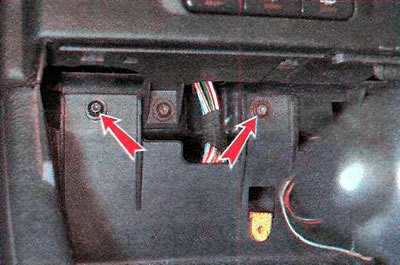 9. На модели Zafira ключом TORX Т20 выворачиваем…