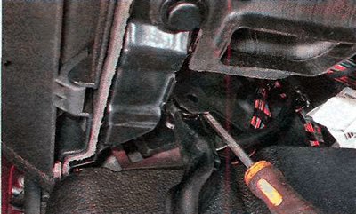 3. Шлицевой отверткой немного отгибаем проушину…