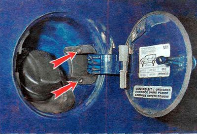 3. Ключом TORX Т15 выворачиваем два винта…