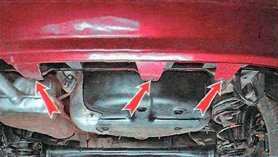 4. Ключом TORX Т20 отворачиваем три болта нижнего…