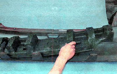 9. Извлекаем из накладки усилитель.