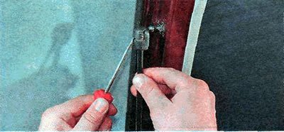 3. Тонкой шлицевой отверткой слегка сдвигаем…