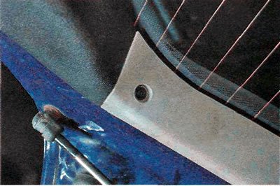 3. Ключом TORX Т25 выворачиваем два болта…
