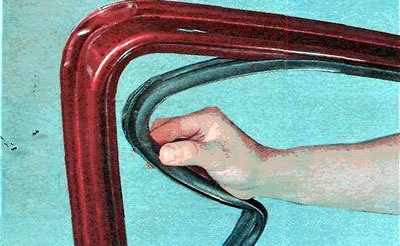9. Извлекаем уплотнитель из задней стойки двери.